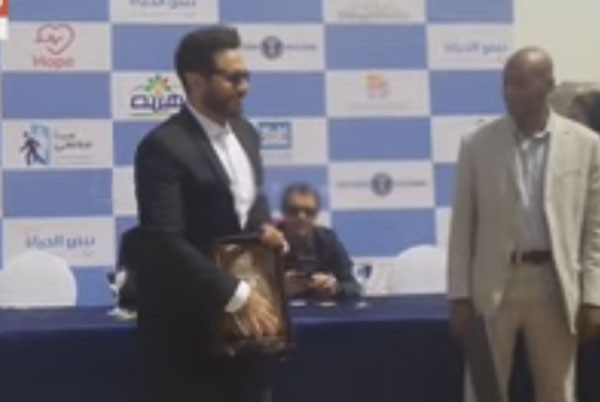 بالصور.. تامر حسني يتعرض لموقف محرج أثناء تكريمه