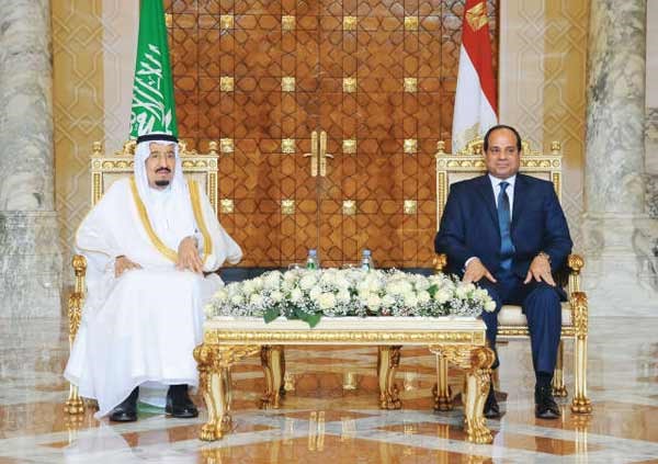 الرئيس المصري عبدالفتاح السيسي وخادم الحرمين الشريفين الملك سلمان بن عبدالعزيز خلال توقيع الاتفاقيات المشتركة بين البلدينافپ