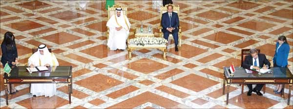 جانب من توقيع احدى الاتفاقيات المشتركة بين المملكة العربية السعودية ومصر بحضور الرئيس المصري عبدالفتاح السيسي وخادم الحرمين الشريفين الملك سلمان بن عبدالعزيز افپ