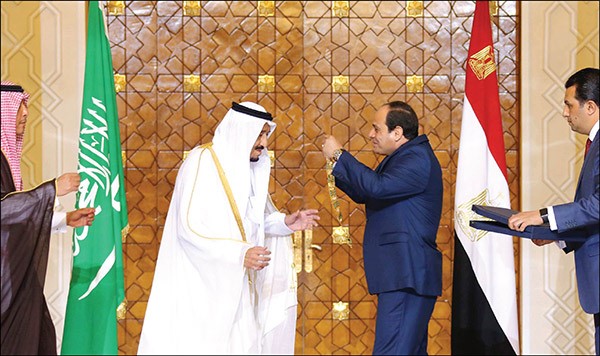 الرئيس المصري عبدالفتاح السيسي يقلد خادم الحرمين الشريفين الملك سلمان بن عبدالعزيز قلادة النيل التي تعد ارفع وسام مصري افپ