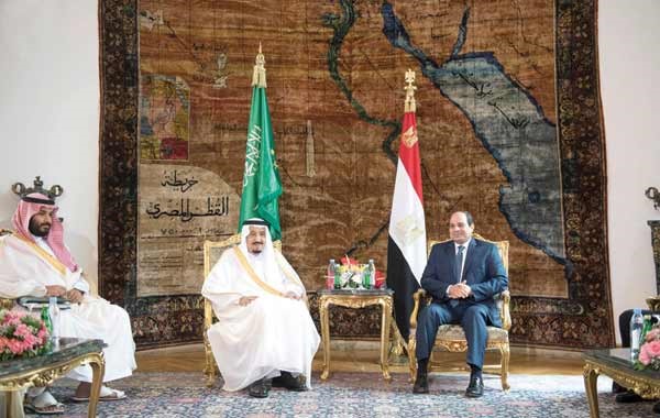 الرئيس المصري عبدالفتاح السيسي وخادم الحرمين الشريفين الملك سلمان بن عبدالعزيز خلال مباحثاتهما في قصر الاتحادية امس بحضور صاحب السمو الملكي الامير محمد بن سلمان ولي ولي العهد النائب الثاني لرئيس مجلس الوزراء وزير الدفاع واس