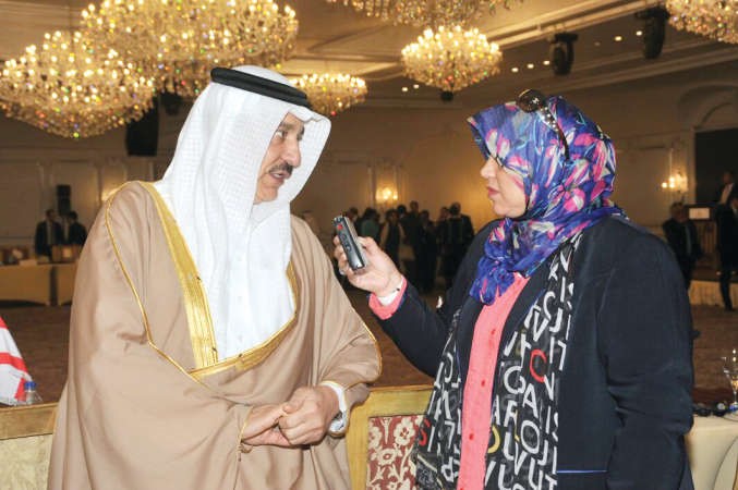 وزير العمل بمملكة البحرين متحدثا الى الزميلة هناء السيد
