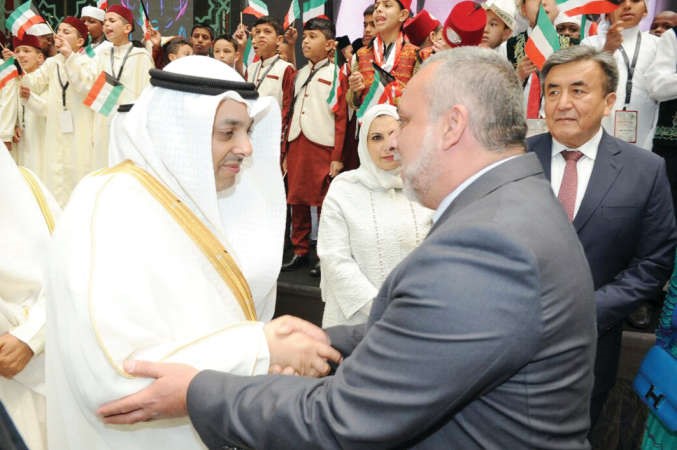 الوزير يعقوب الصانع مصافحا يحيى ابوشعر