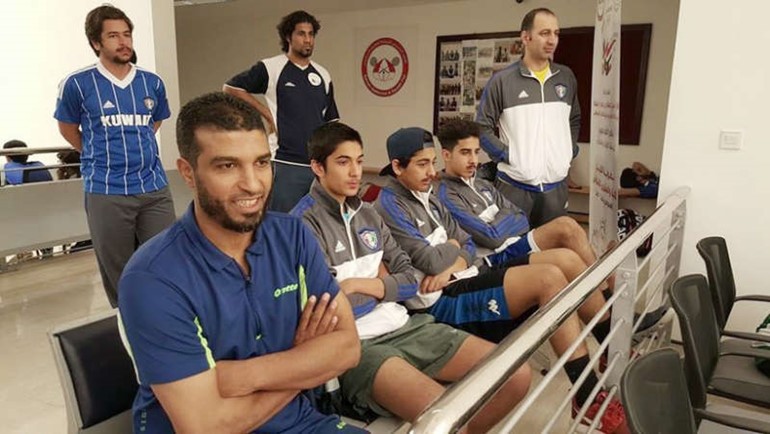 لاعبو الازرق يتابعون المباراة النهائية لزميلهم عمار التميمي﻿
