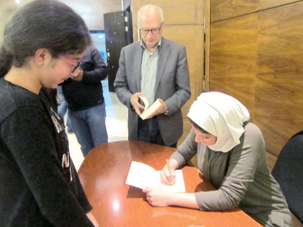 بثينة العيسى خلال توقيعها نسخا من روايتها خرائط التيه
