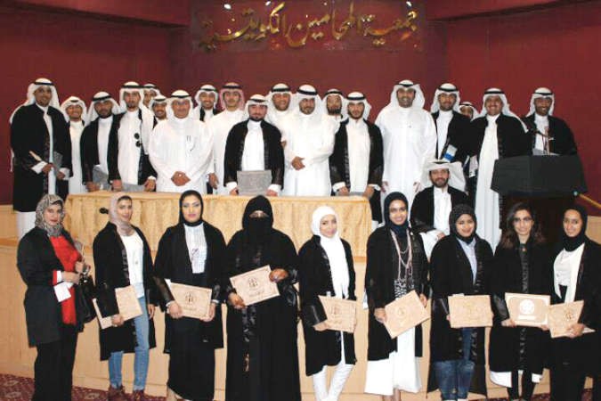  المحامون الجدد في لقطة تذكارية بعد تخرجهم في مسرح جمعية المحامين 