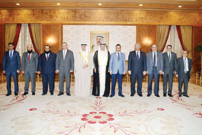 رئيس مجلس الامة مرزوق الغانم متوسطا اعضاء الوفد وعيسى الكندري والسفير المصري ﻿
