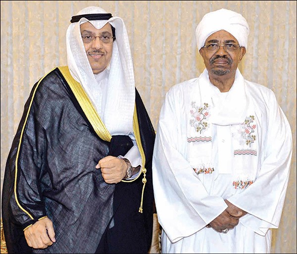 الرئيس السوداني عمر البشير مع نائب رئيس مجلس الامة مبارك الخرينج