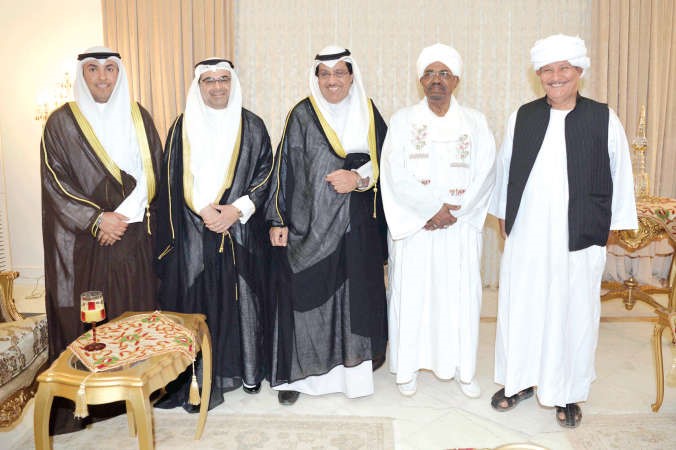 الرئيس السوداني عمر البشير متوسطا نائب رئيس مجلس الامة مبارك الخرينج ورئيس البرلمان السوداني احمد ابراهيم الطاهر﻿