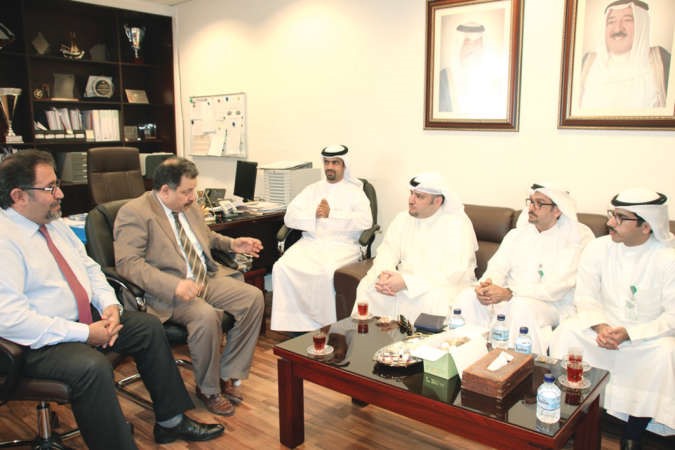  دالخليفى مع فريق العلاقات العامة في بيتك﻿