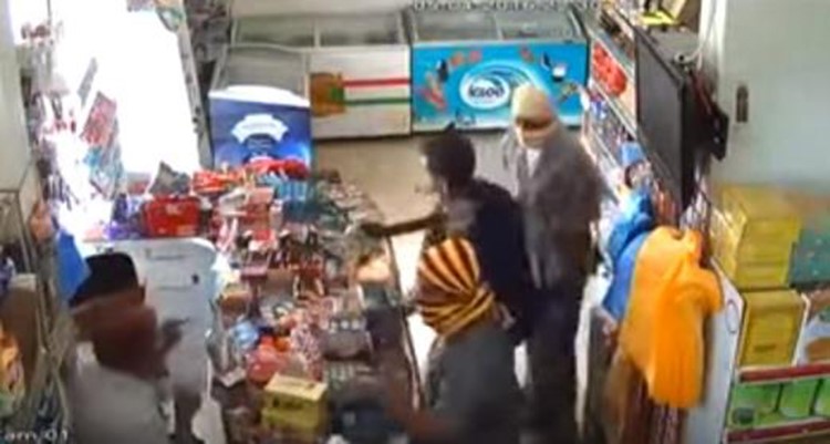 بالفيديو.. 3 شبان يقتحمون "محلا" بالسواطير في السعودية ويعتدون على البائع ويسرقون ما به من نقود