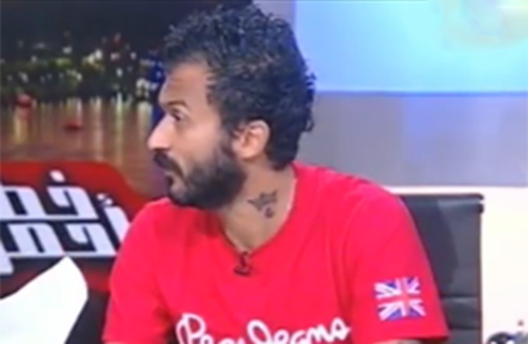 بالفيديو.. لاعب مصري يطلق زوجته على الهواء: دي وحدة سيئة السمعة