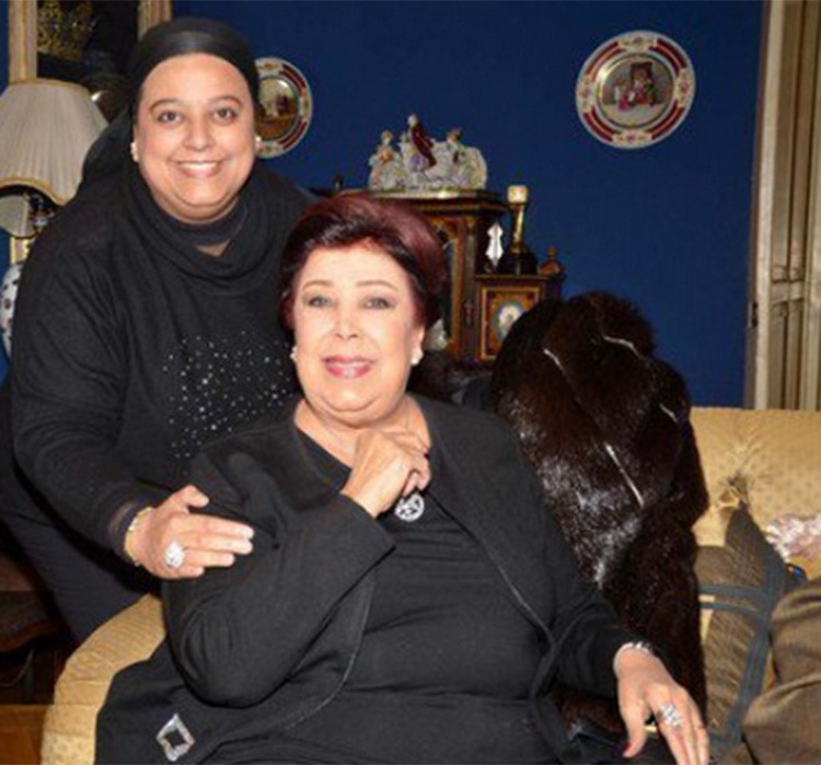 شاهد.. هذه المحجبة هي ابنة رجاء الجداوي في أول ظهور اعلامي لها