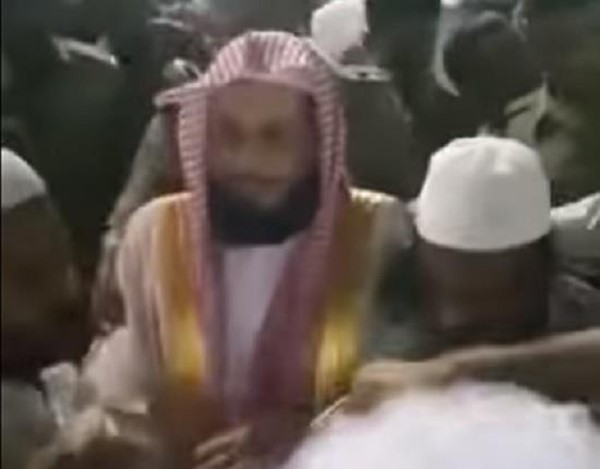 بالفيديو.. آلاف يسيرون خلف إمام الحرم بالهند لمصافحته.. ومعاناة من الشرطة ومرافقيه لتأمينه