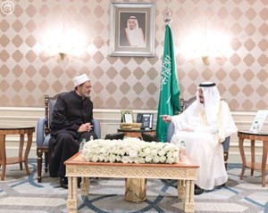 خادم الحرمين الشريفين الملك سلمان بن عبدالعزيز مستقبلا شيخ الازهر داحمد الطيب امس الاول