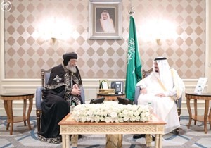 ومستقبلا في مقر اقامته بالقاهرة بابا الاقباط المصريين البابا تواضروس الثاني امس الاول واس