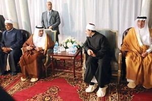 خادم الحرمين الشريفين الملك سلمان بن عبدالعزيز خلال زيارته للازهر الشريف امس