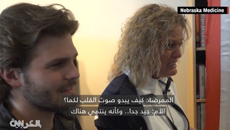 شاهد: مزيج "الحزن والسعادة".. أم تستمع لنبضات قلب ابنها بعد وفاته في شخص آخر