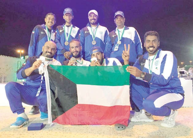 فريق صيد السمك الكويتي عقب التتويج﻿