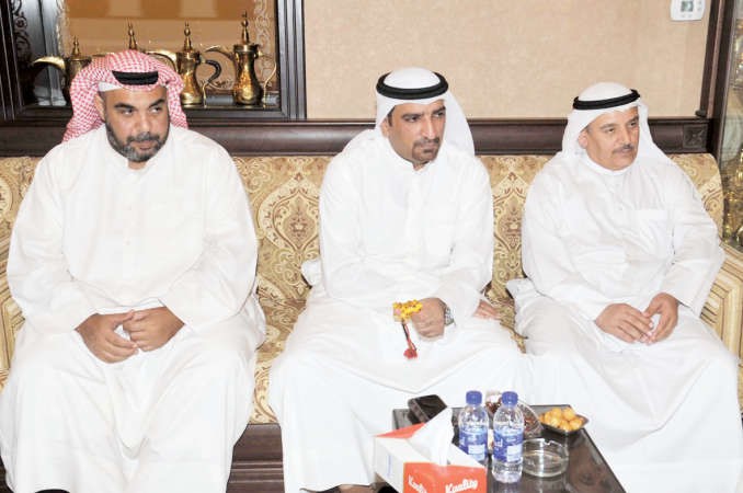 علي الابراهيم مع الحضور في ديوان الاشرم
﻿