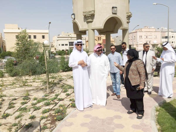 نبيلة الخليل خلال جولتها باحدى الحدائق﻿