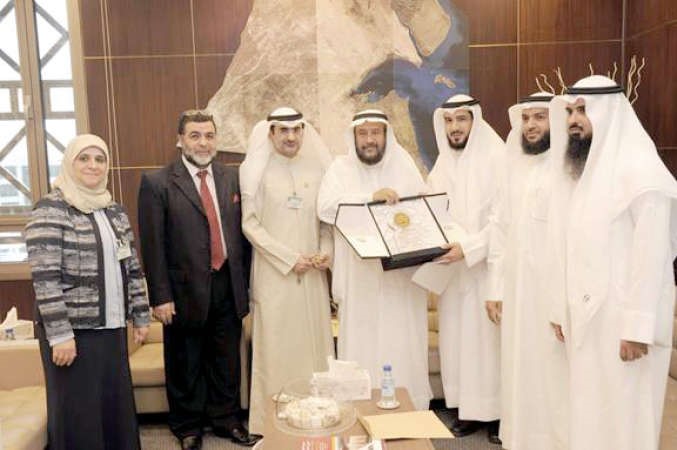 ابراهيم الصالح يتسلم شيك زكاة جمعية صباح السالم التعاونية