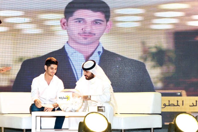 عبدالله الغانم يسلم الفائز خالد المطوعشيكا بـ 12 الف دينار خلال معرض مشاركة 2 امس الاول﻿