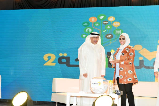 مشاركة تتسلم جائزة من د محمد الفارس﻿