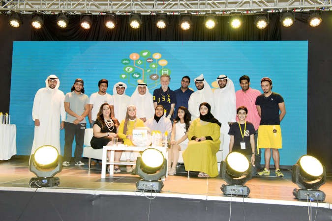 منظمو مشروع مشاركة مع بعض الحضور﻿