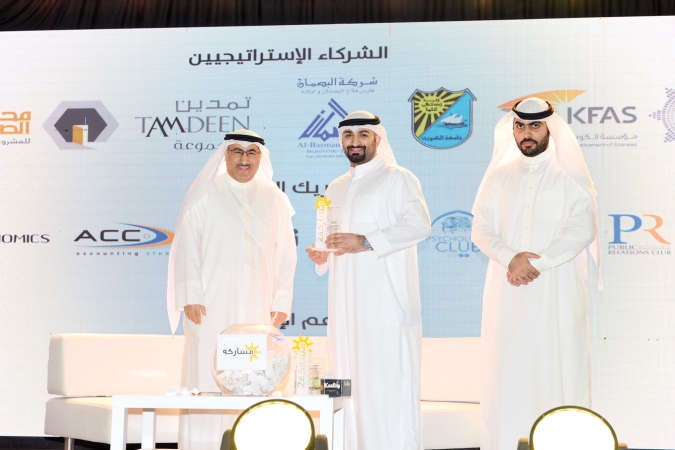 خلال تسليم جائزة لاحد المشاركين في المعرض				شانافاس قاسم﻿