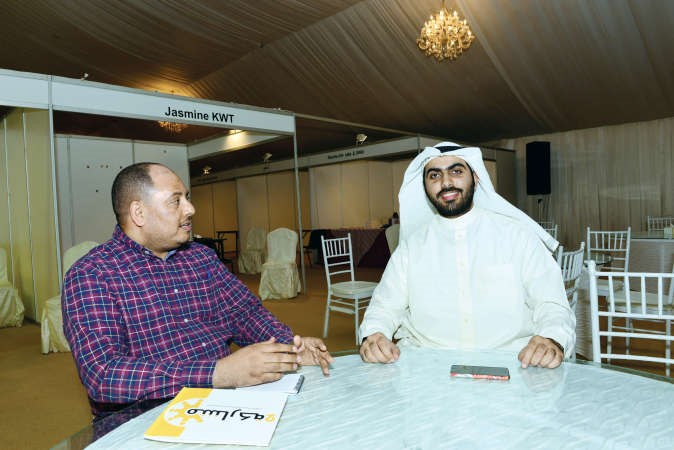 عبدالله الغانم والزميل عاطف رمضان خلال معرض مشاركة2 ﻿