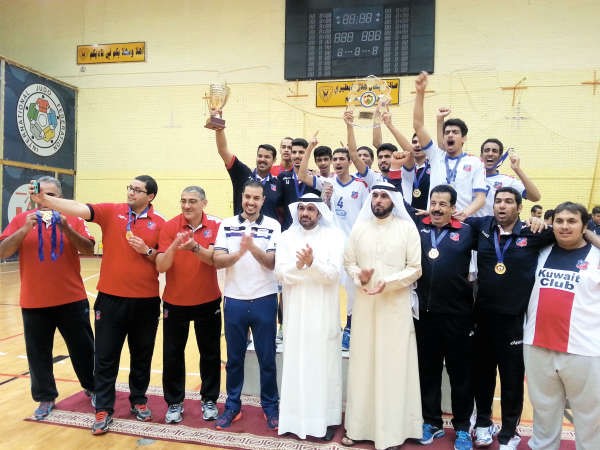 لاعبو نادي الكويت على منصة التتويج ﻿