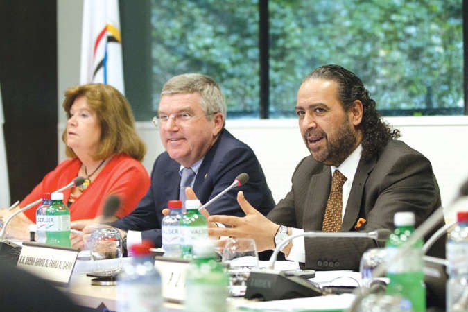 الشيخ احمد الفهد والى جانبه توماس باخ ﻿
