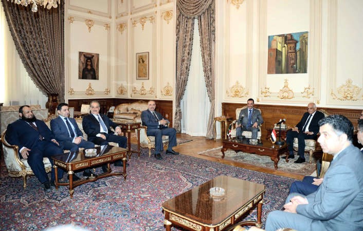 الرئيس الغانم ودعلي عبدالعال ويبدو فيصل الشايع وكامل العوضي وحمود الحمدان خلال اللقاء﻿