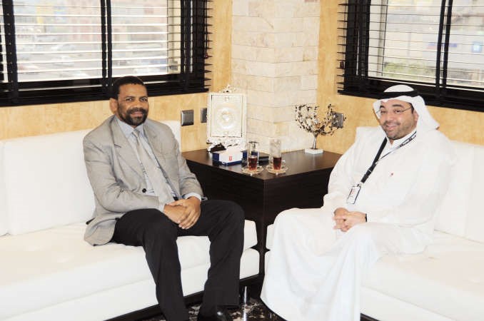 رئيس التحرير الزميل يوسف خالد المرزوق مستقبلا السفير مزوليسا بونا هاني الشمري
