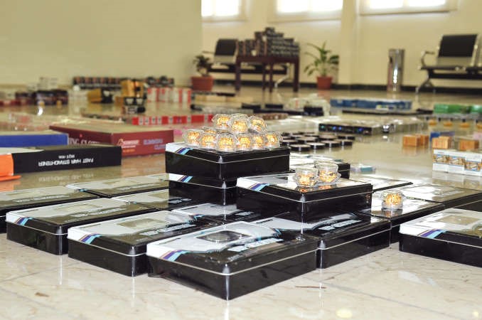 كمية من الحبوب تغطي ارضية الادارة 	 احمد عادل﻿
