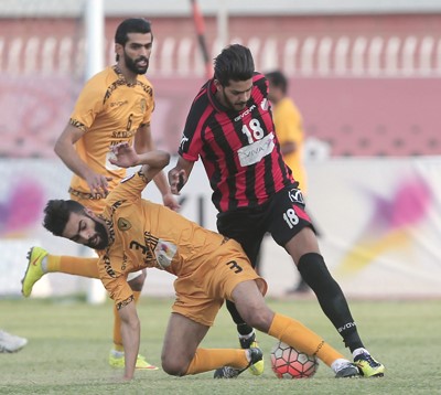 لاعب القادسية احمد الظفيري يتعرض للمضايقة من مدافع خيطان الازرق كوم