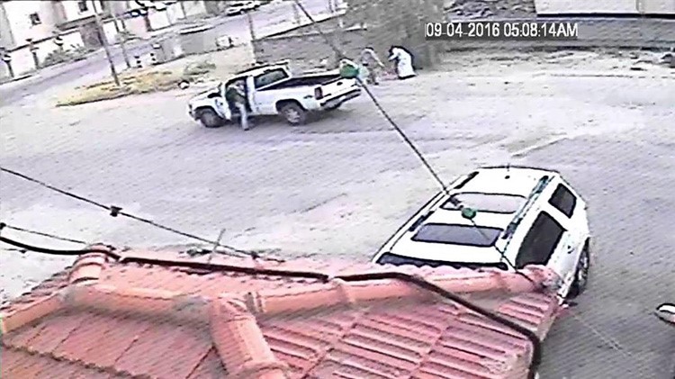 بالفيديو.. لحظة تعرض سعودي للضرب تحت تهديد السلاح 