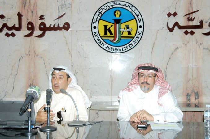 محمد العسعوسي خلال المؤتمر الصحافي في جمعية الصحافيين بحضور جاسم كمال	 محمد هاشم﻿