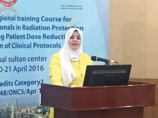 دماجدة القطان متحدثة خلال دورة الوقاية من الاشعاع