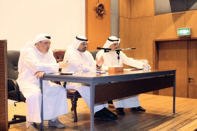 الشيخ يوسف العبدالله خلال الاجتماع ﻿