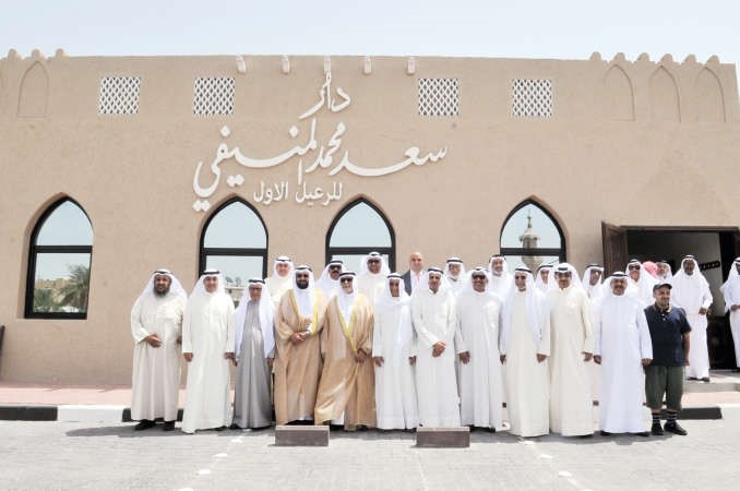 د علي العمير وعبدالعزيز الغنام وفهد المعجل وعبدالعزيز المشاري وعدد من الحضور امام دار سعد المنيفي للرعيل الاول في اليرموك قاسم باشا