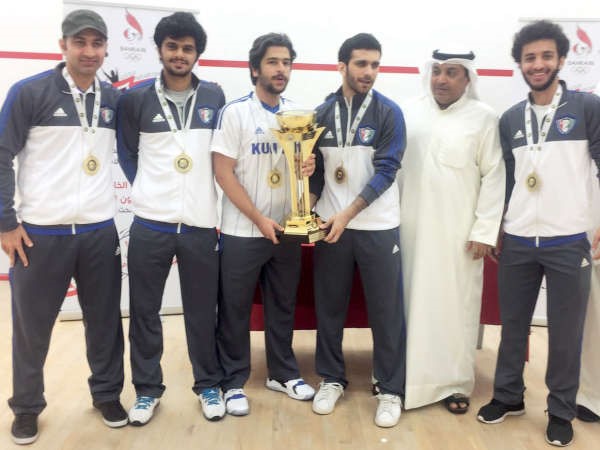 عبدالله المزين وعمار التميمي حاملين الكاس ﻿