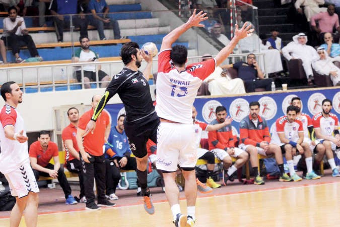 ابراهيم الامير لاعب القرين يمرر الكرة لزميله﻿