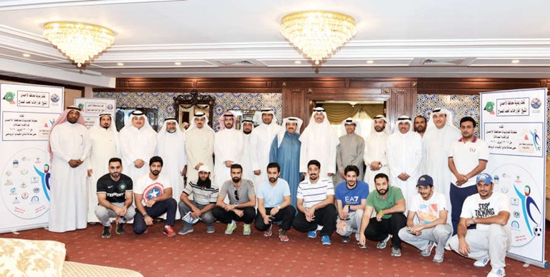 محافظ الاحمدي الشيخ فواز خالد الحمد متوسطا ممثلي الفرق المشاركة قبل انطلاق البطولة﻿