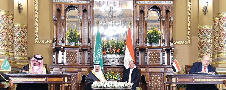 خادم الحرمين الشريفين الملك سلمان بن عبدالعزيز والرئيس عبد الفتاح السيسي اثناء متابعة توقيع اتفاقيات شراكة بين الرياض والقاهرة افپ