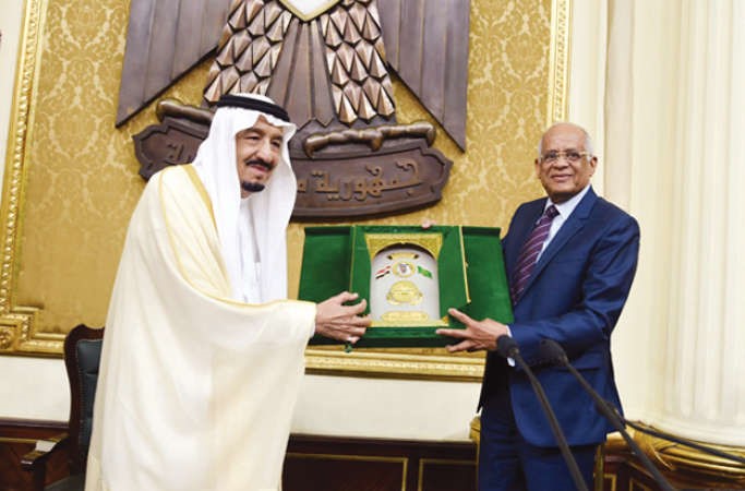 د علي عبدالعال يقدم درعا تذكارية للملك سلمان بن عبدالعزيز ال سعود