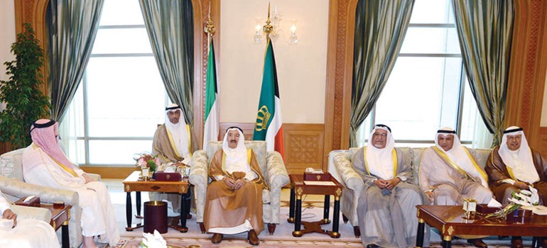 صاحب السمو الامير الشيخ صباح الاحمد مستقبلا دخالد بن محمد العطية بحضور الشيخ علي الجراح
والشيخ خالد الجراح واحمد فهد الفهد﻿