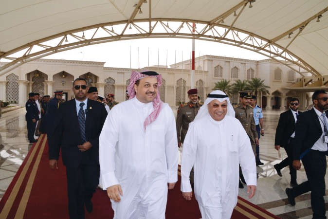 الشيخ خالد الجراح مودعا دخالد بن محمد العطية بعد ختام زيارته﻿