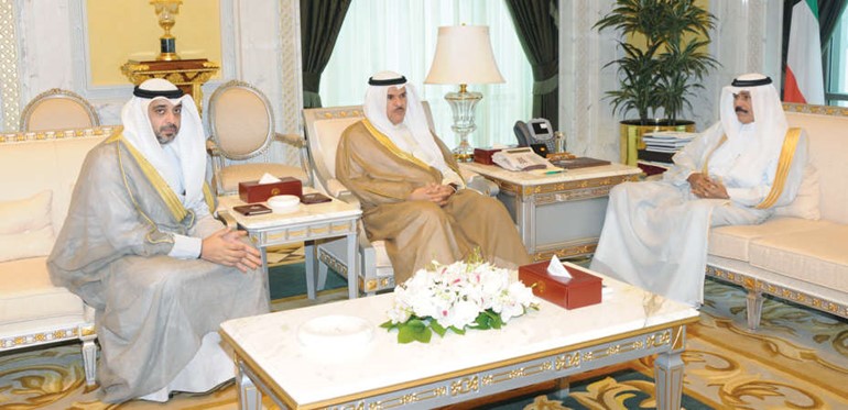 سمو ولي العهد الشيخ نواف الاحمد مستقبلا الشيخ سلمان الحمود والشيخ محمد العبدالله﻿